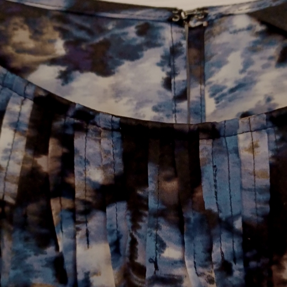 Simply Vera by Vera Wang Blue & Black Floral Blouse, Size Medium - Picture 9 of 13